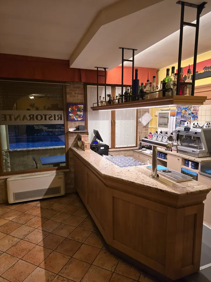 Il bancone in legno con le spine della birra e la macchina del caffè