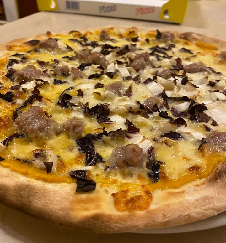 Pizza con crema di zucca, salsiccia e radicchio
